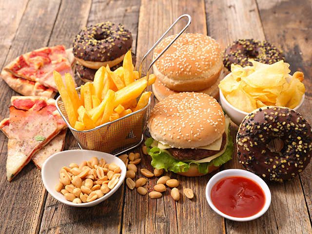 food-eat-junk-burger-pizza-chips-donut-thinkstockphotos-640211994.jpg